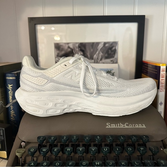 New Balance 1080 V13 - Women’s Size 8 - Picture 5 of 7